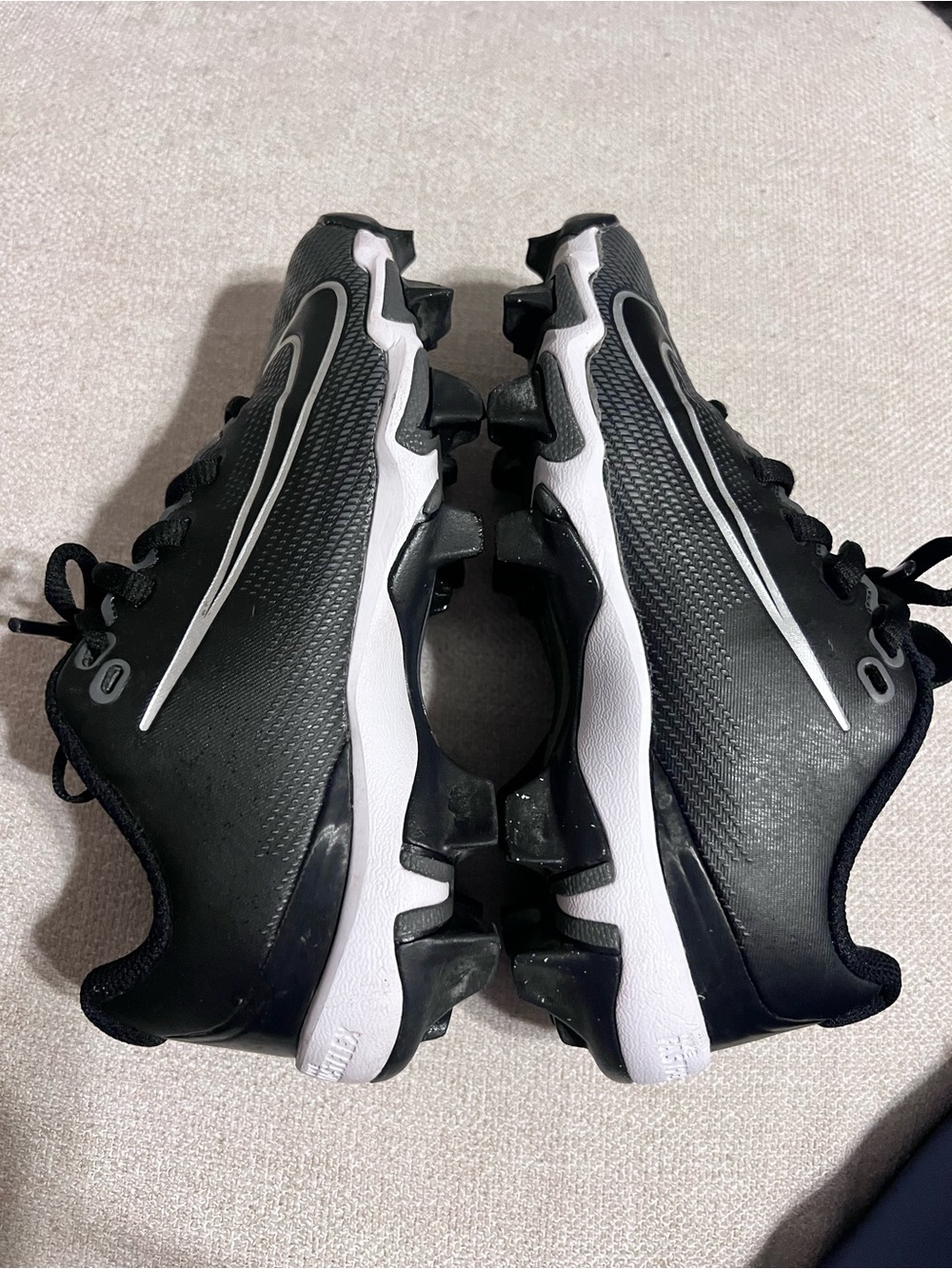 Nike Fastflex CLEATS Black Youth Sport Shoes White Swoosh Speckles Clean EUC